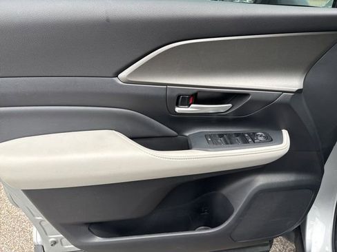 Used 2025 Toyota Grand Highlander FWD image 27