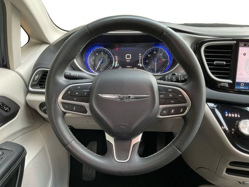 Used 2023 Chrysler Pacifica Touring-L FWD image 17