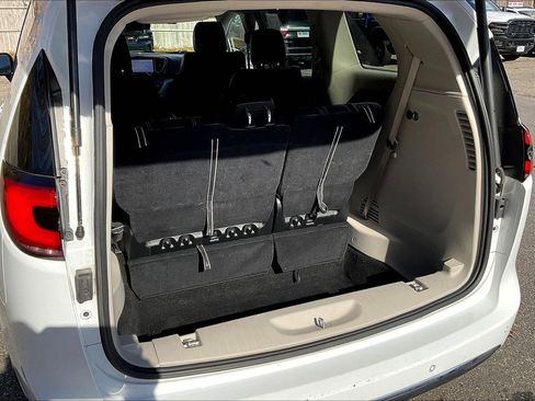 Certified 2024 Chrysler Pacifica Touring-L image 31