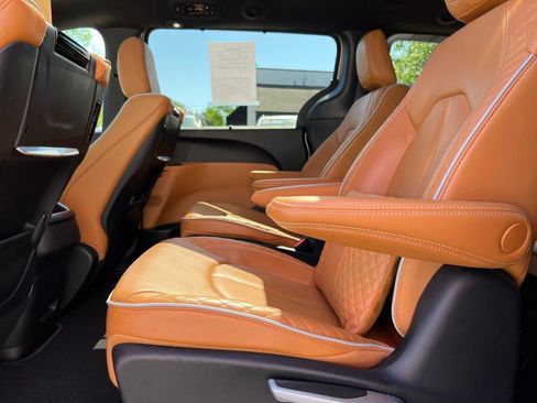 Used 2023 Chrysler Pacifica Pinnacle FWD image 62