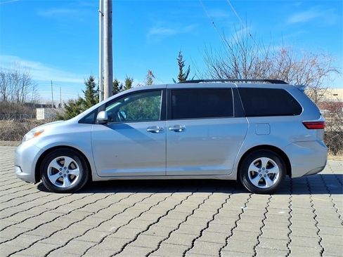 Used 2017 Toyota Sienna LE image 2