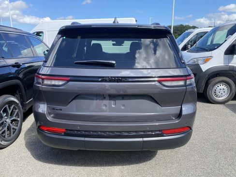 New 2025 Jeep Grand Cherokee Laredo image 3