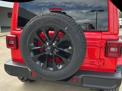 Used 2025 Jeep Wrangler Sahara image 11