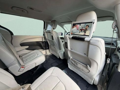 Used 2017 Chrysler Pacifica Touring-L Plus w/ Tire & Wheel Group image 20