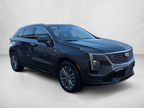 Used 2025 Cadillac XT4 Premium Luxury image 2