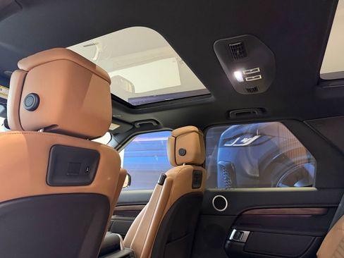 New 2025 Land Rover Discovery Dynamic SE image 13