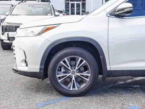 Used 2019 Toyota Highlander LE w/ Carpet Mat Package (TMS) image 9