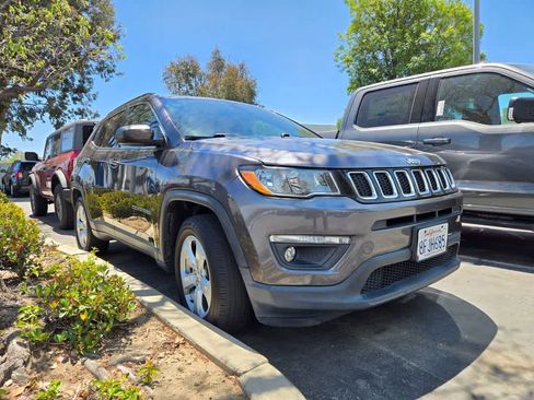 Used 2018 Jeep Compass Latitude FWD image 2