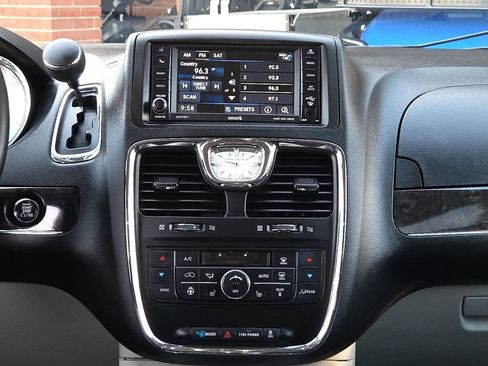 Used 2015 Chrysler Town & Country Limited Platinum image 14