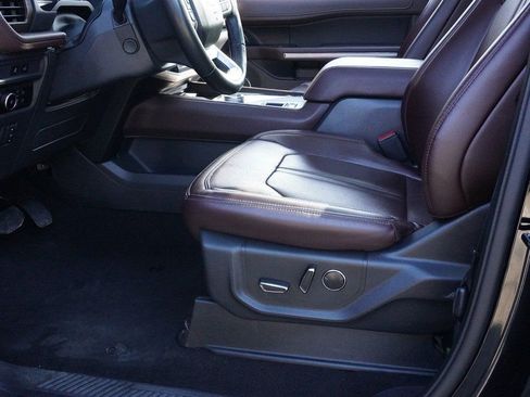 Used 2024 Ford Expedition Limited image 32