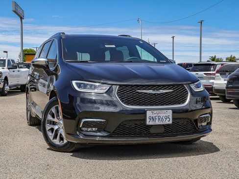 Used 2023 Chrysler Pacifica Pinnacle FWD image 1
