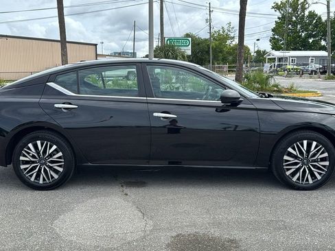Used 2025 Nissan Altima 2.5 SV FWD image 6