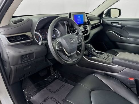 Used 2023 Toyota Highlander XLE AWD/4WD image 9