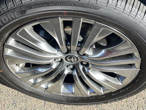 Used 2022 Toyota Venza Limited image 17