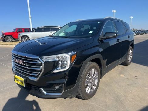Used 2023 GMC Terrain SLT image 3