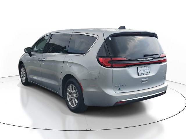 Used 2023 Chrysler Pacifica Touring-L FWD image 3