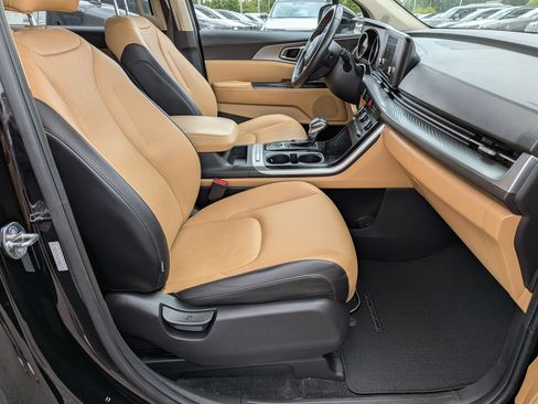 Used 2024 Kia Carnival LX FWD image 35