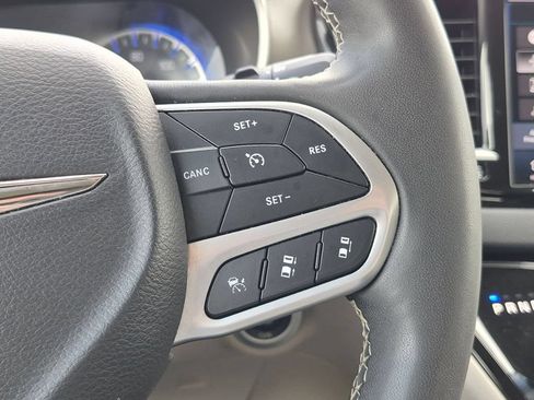 Used 2024 Chrysler Pacifica Touring-L FWD image 20