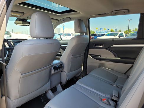 Used 2017 Toyota Highlander XLE AWD/4WD image 14