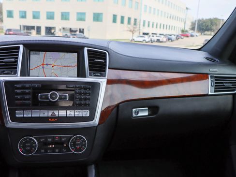 Used 2015 Mercedes-Benz GL 550 4MATIC image 48