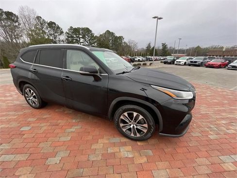 Used 2021 Toyota Highlander XLE image 24