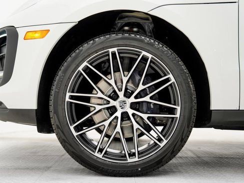 Certified 2025 Porsche Macan image 35