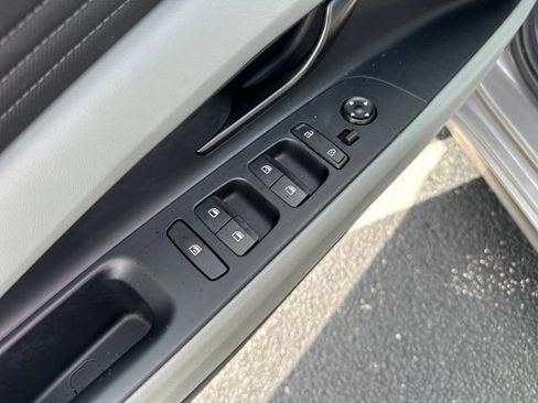Used 2024 Hyundai Elantra Limited FWD image 11