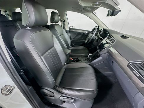 Used 2024 Volkswagen Tiguan SE image 31