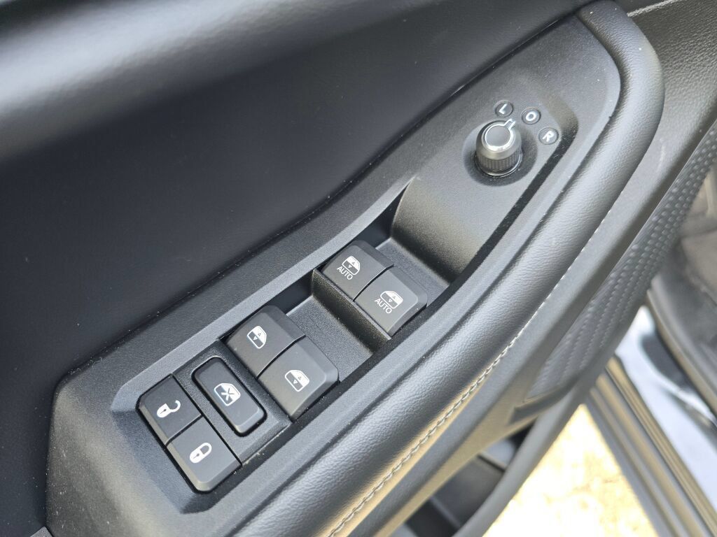 Used 2023 Jeep Grand Cherokee Limited AWD/4WD image 18