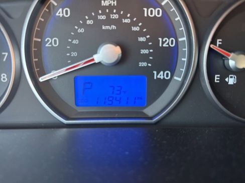 Used 2011 Hyundai Santa Fe SE image 8