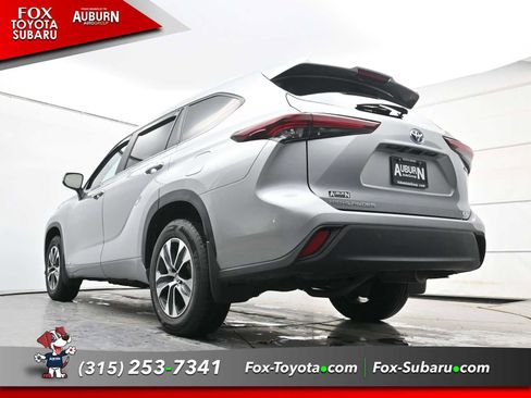 Used 2024 Toyota Highlander XLE image 16