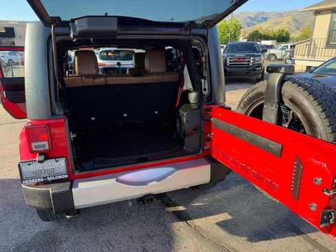 Used 2012 Jeep Wrangler Unlimited Sahara w/ Connectivity Group AWD/4WD image 11