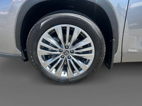 Certified 2026 Toyota Highlander Platinum AWD/4WD image 14