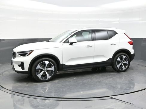 Used 2025 Volvo XC40 B5 Plus AWD/4WD image 3