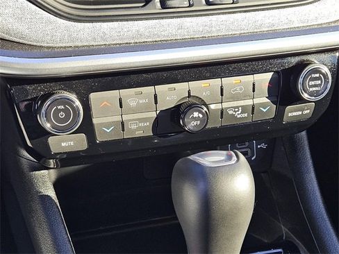 Used 2024 Jeep Compass Latitude w/ Sun and Sound Group image 21