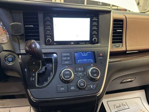 Used 2018 Toyota Sienna Limited FWD image 17