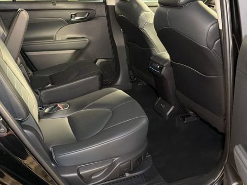 Used 2021 Toyota Highlander XLE image 13