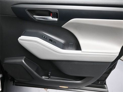 Used 2022 Toyota Highlander XLE image 30