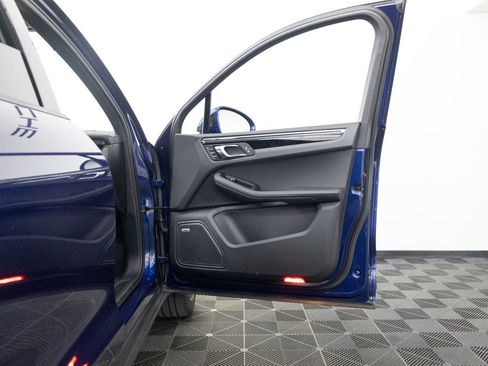 Certified 2025 Porsche Macan AWD/4WD image 34