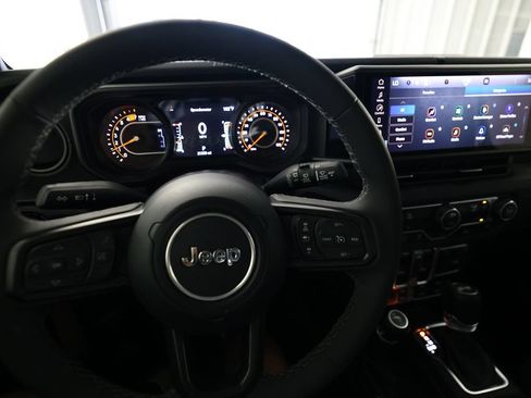 Used 2026 Jeep Wrangler Unlimited Rubicon AWD/4WD image 17