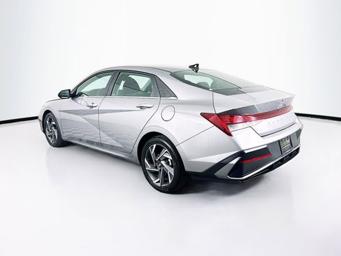 Used 2025 Hyundai Elantra SEL FWD image 5