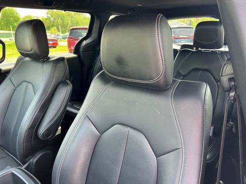 Used 2025 Chrysler Pacifica Select FWD image 13