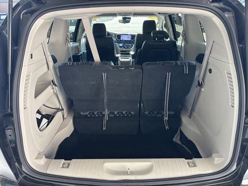 Used 2023 Chrysler Pacifica Touring-L FWD image 3