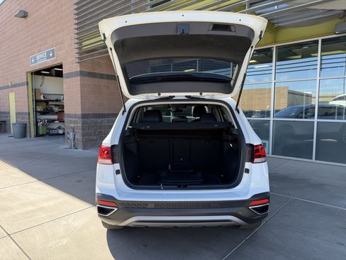 Used 2024 Volkswagen Taos SE w/ Panoramic Sunroof Package image 37