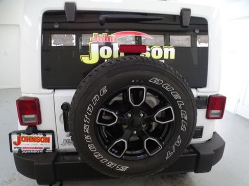 Used 2018 Jeep Wrangler Unlimited Sahara AWD/4WD image 18