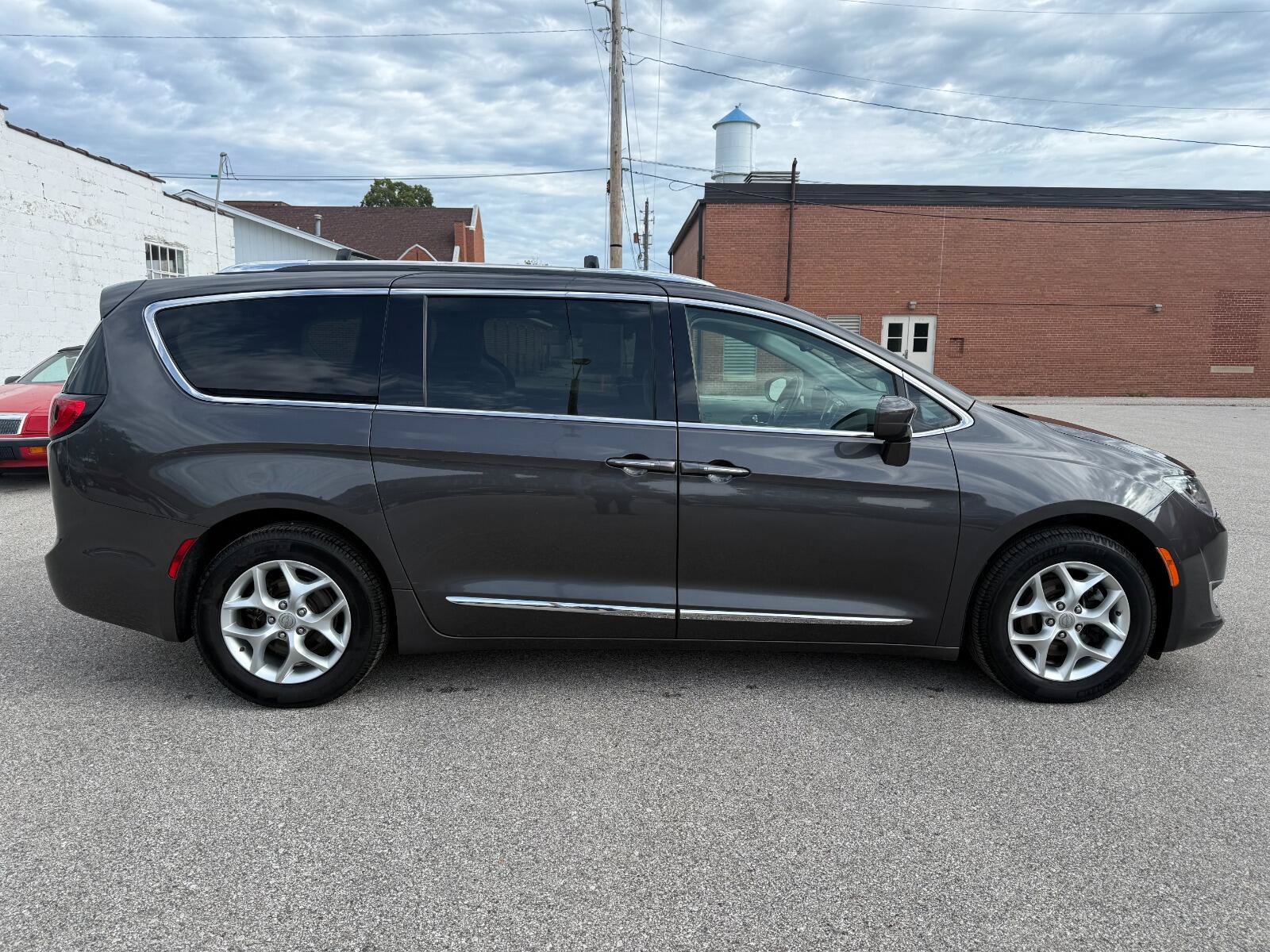 Used 2020 Chrysler Pacifica Touring-L Plus w/ Tire & Wheel Group FWD image 4