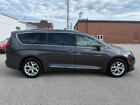 Used 2020 Chrysler Pacifica Touring-L Plus w/ Tire & Wheel Group FWD image 4