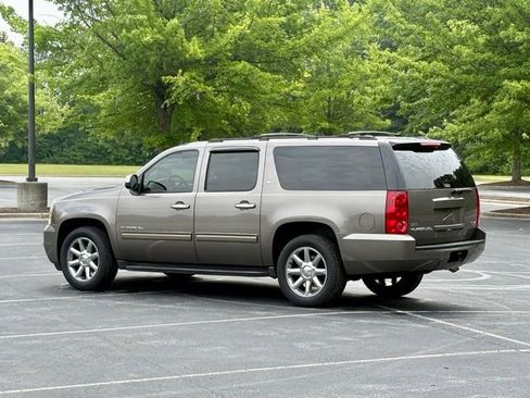 Used 2011 GMC Yukon XL SLT RWD image 4