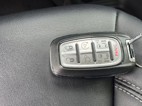 Used 2025 Chrysler Pacifica Select image 25