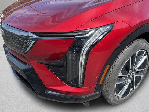 Certified 2025 Cadillac Optiq Sport 2 w/ LPO, Floor Liner Package AWD/4WD image 9